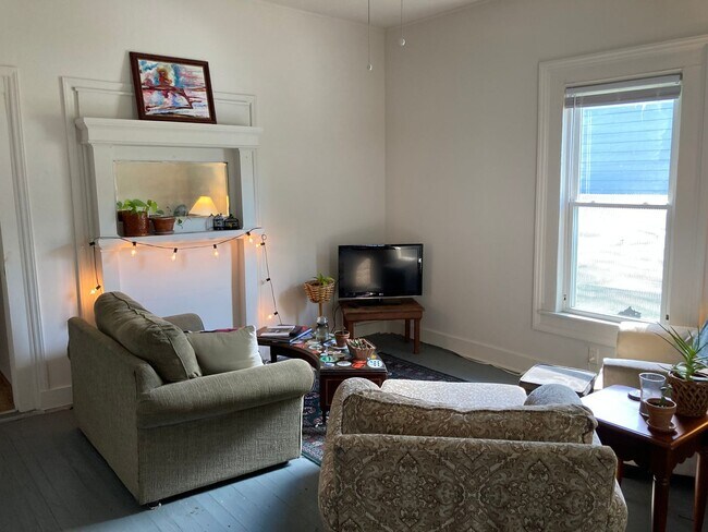 Building Photo - Three bedrooms 1 bath downtown Durham home: Available Now!