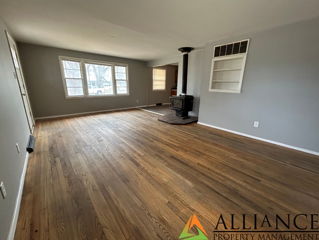 Building Photo - $300 OFF 1st MONTH'S RENT! Recently Updated!