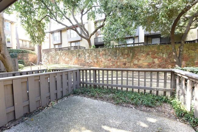 Building Photo - Spacious 2 story townhome in gated and gua...