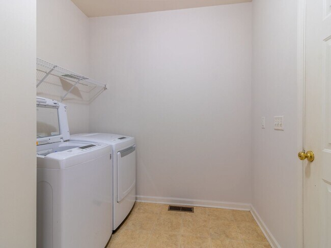 Building Photo - Spacious Unfurnished 3-BR, 2.5-BA year-rou...