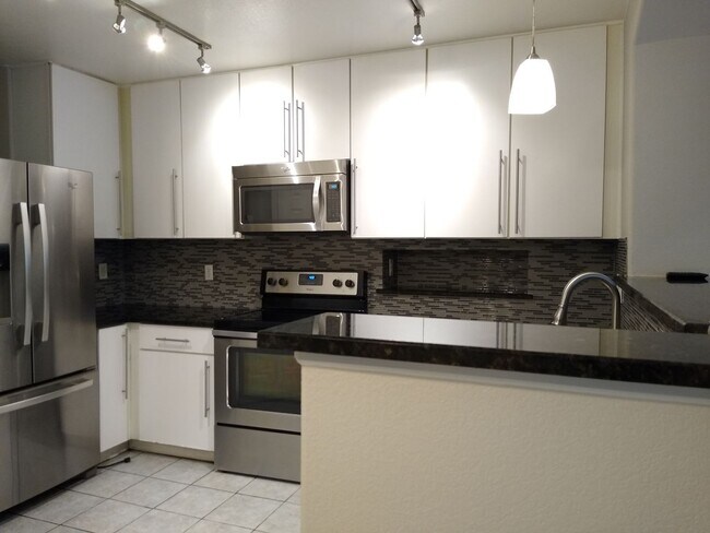 Building Photo - Beautifull Spacious 2 Bedroom 2 Bath Townh...