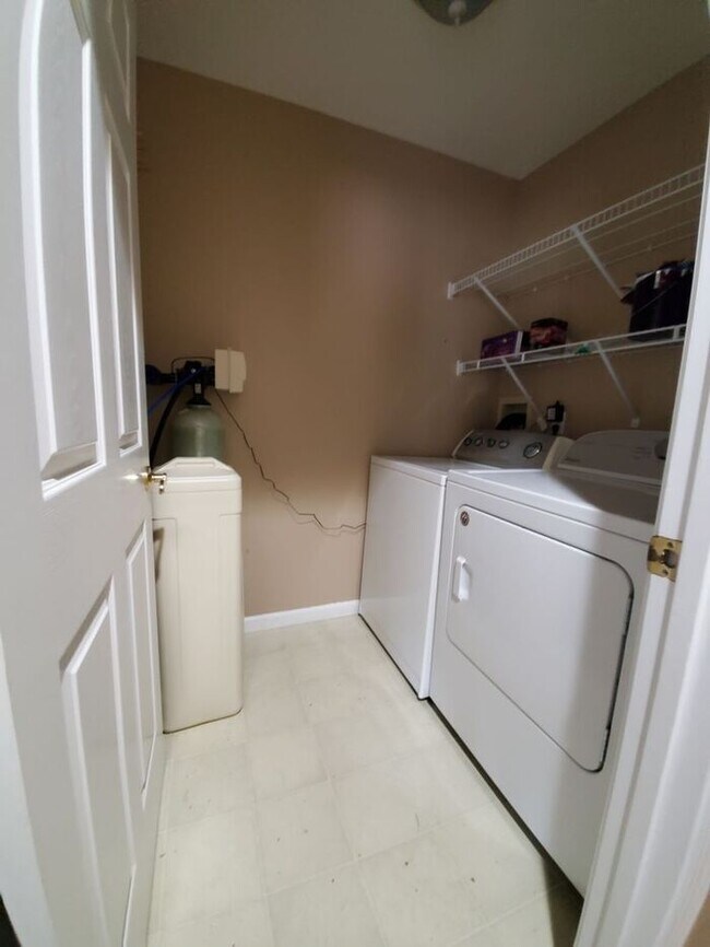 Building Photo - 3 Bedroom On Cul-de-sac, East Side Location