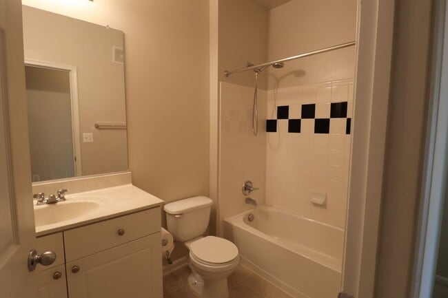 Building Photo - Rare 2BR 2BA 2 Level Condo With Garage