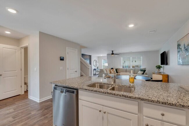 Building Photo - 321 Dogwood Cir