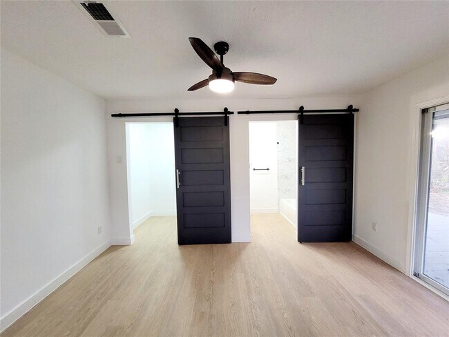 Building Photo - 317 W Houston Ave