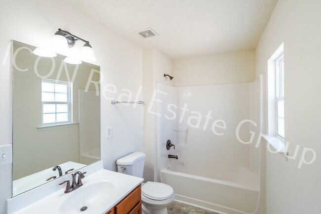 Building Photo - 2/2.5 end unit townhome in Woodstock