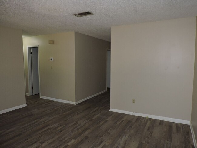 Building Photo - Convenient Northeast location!