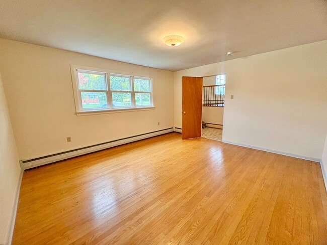 Building Photo - 3 Bedroom 1.5 Bathroom in Harrisburg -Cent...
