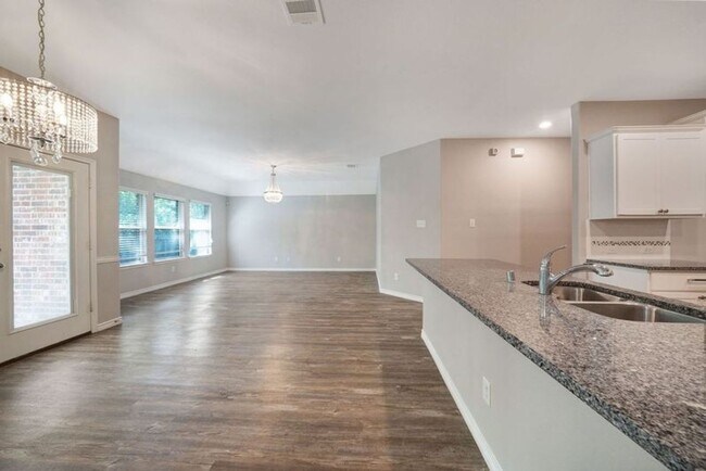 Building Photo - 2920 Colorado Dr