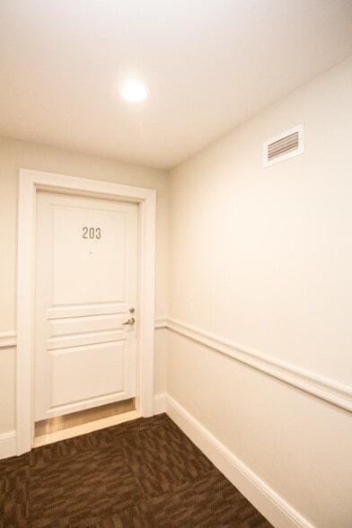 Building Photo - 1387 Washington St