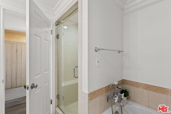 Building Photo - 23924 De Ville Way