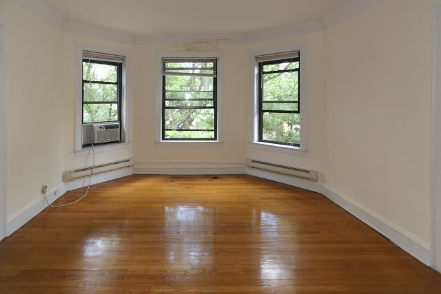 Building Photo - 1130 W Oakdale Ave