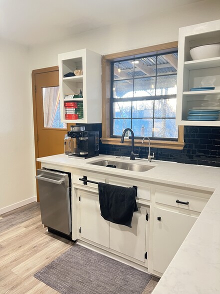 Kitchen - 214 E Cleburn St