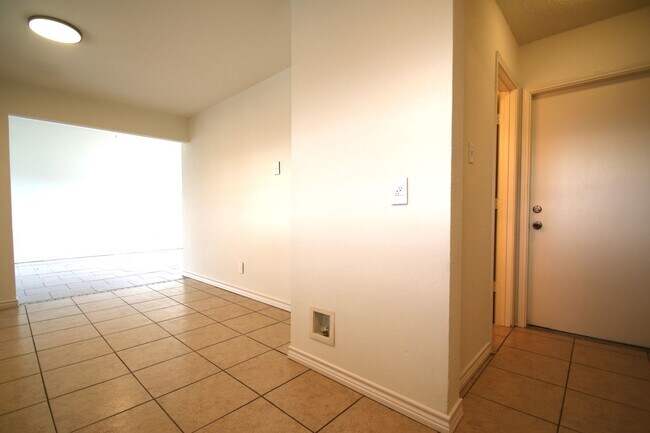 Building Photo - Upgraded 3BR Home | Granite Kitchen, High Ceilings & Gated Backyard | Minutes to Downtown Fort Worth