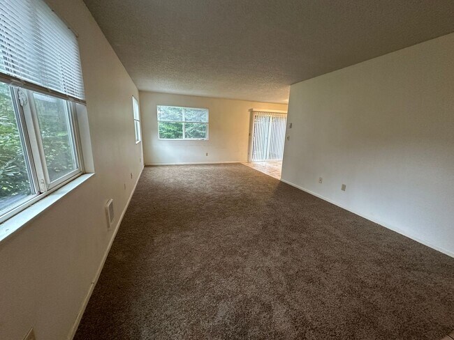 Building Photo - Application Pending - 3 Bedroom Condo for Rent - Hood River