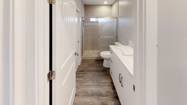 Building Photo - 7BD/5BA, LOTS of Parking!! (Lease out, pen...