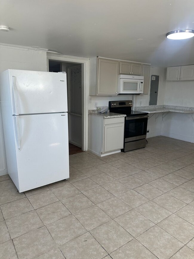 Building Photo - Remodeled Basement Apartment, 3 Bedrooms!