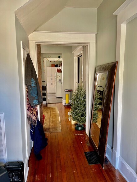 Building Photo - 422 Woods Ave SW