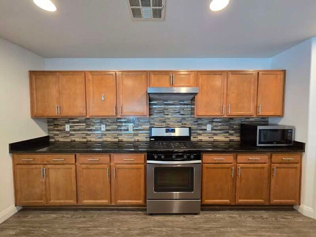 Building Photo - A Fabulous 5 Bedroom Home in Henderson