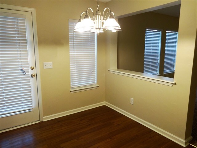 Building Photo - 554 Holiday Dr