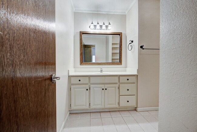 Building Photo - 2912 Edinburg Dr