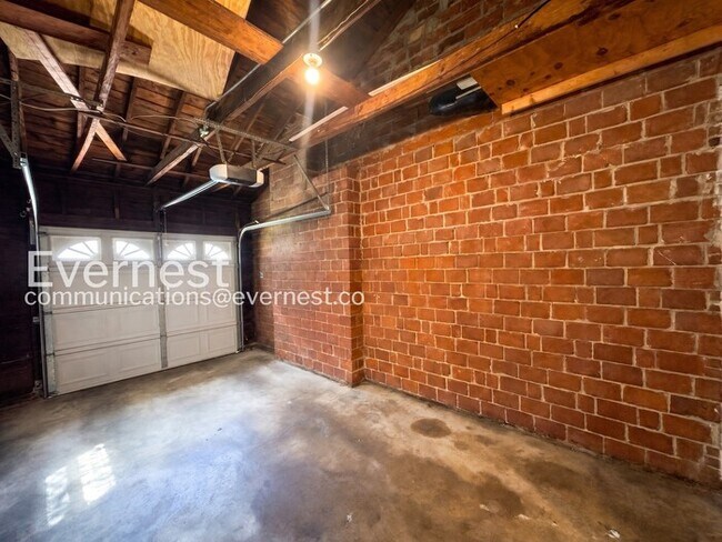 Building Photo - 2 Bed, 1.5 Bath Home with Attached Garage / Available Now!
