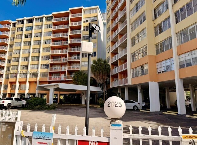 Building Photo - 2025 NE 164th St