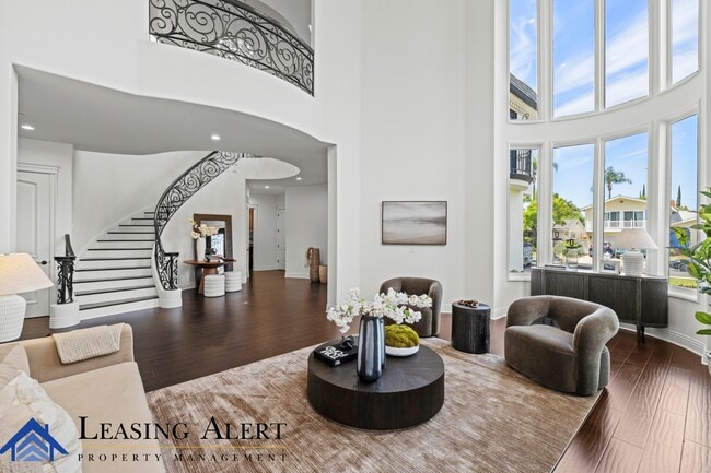 Building Photo - 5011 Hayvenhurst Ave