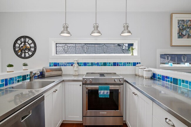 Building Photo - Portage Bay Floating Home