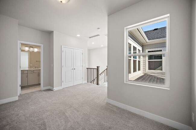 Building Photo - Modern 4 Bedroom, 2 Bathroom Westside Home with Balcony Views of Garden of the Gods!