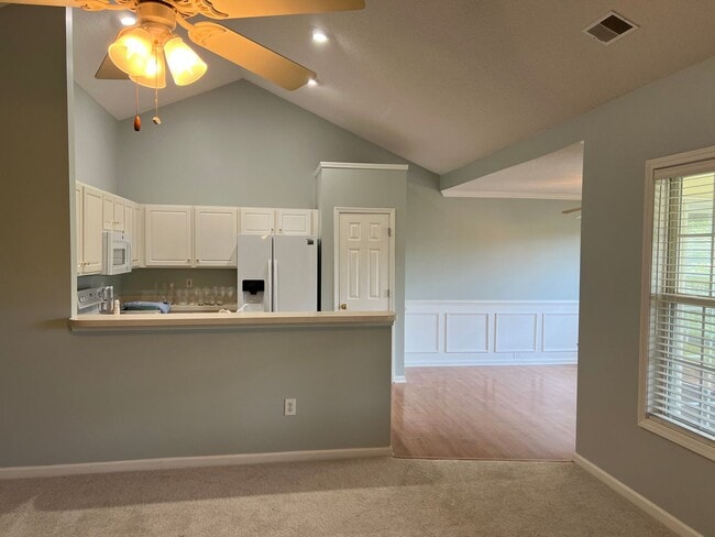 Building Photo - Beautiful Lake Side Location! Lake Linden ...