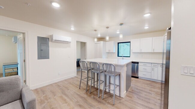 Building Photo - 911 S Main-911-202