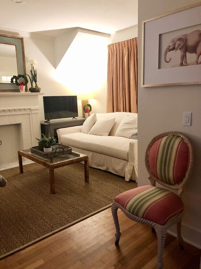 Building Photo - Available June 2026 – Furnished 1BR in Hundred Oaks | Utilities Included