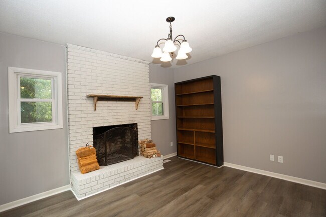 Building Photo - "Charming 3-Bedroom Retreat with Granite Touches and Cozy Fireplace on Winchester Rd!"