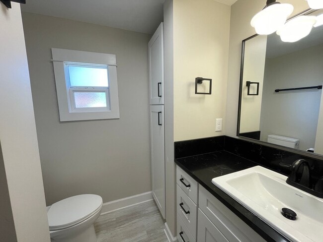 Building Photo - Beautiful Newly Remodeled Unit in Buckman with Washer/Dryer, A/C