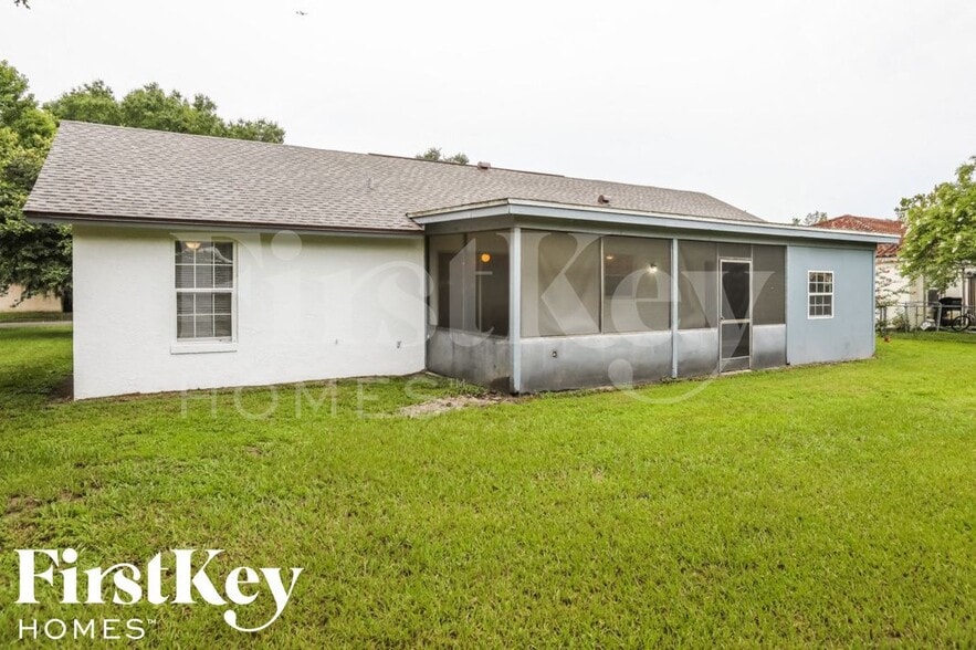 Building Photo - 2045 Houndslake Dr