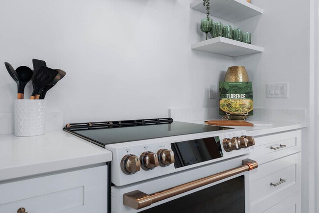 Building Photo - 30 W Castillo Dr