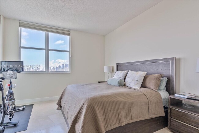 Building Photo - 2475 Brickell Ave
