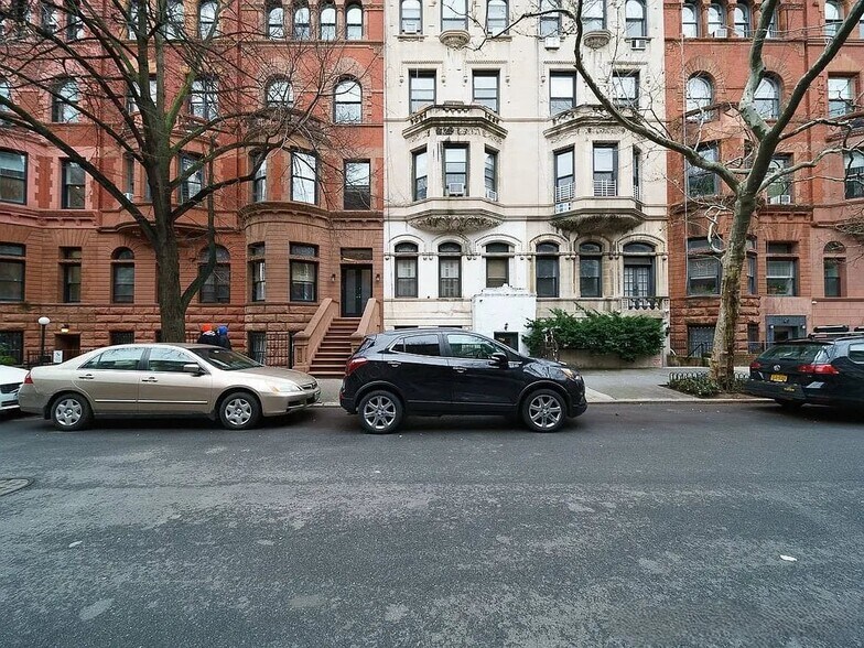 Building Photo - 51 W 88th St