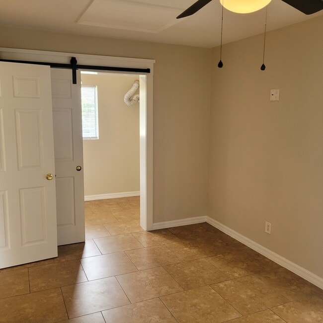 Building Photo - 1824 Beachwood Dr