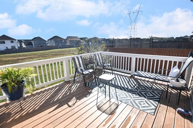 Building Photo - Pet Friendly Three Bedroom!
