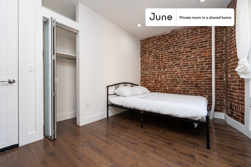 Building Photo - Private bedroom in 4 bed/2 bath Home