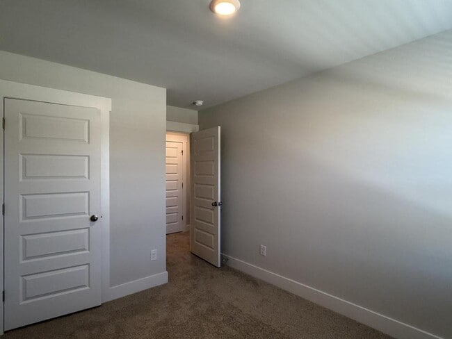 Building Photo - 105 S Grassland Rd