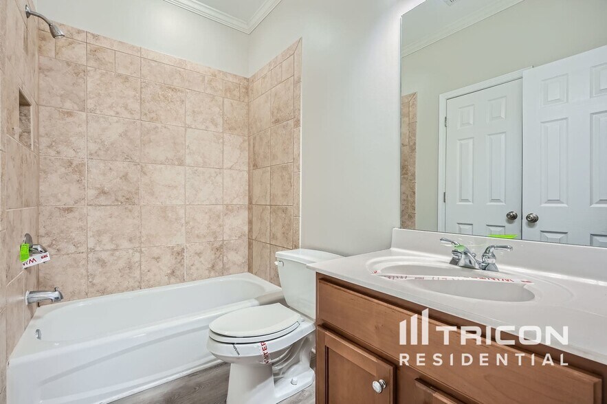 Building Photo - 6033 Queens River Dr