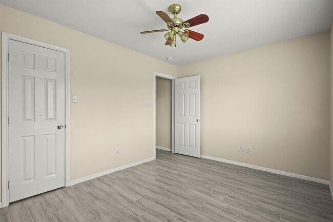 Building Photo - 420 Woodlake Dr