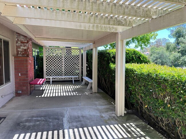 Building Photo - Charming 3 bedroom on Golf Course