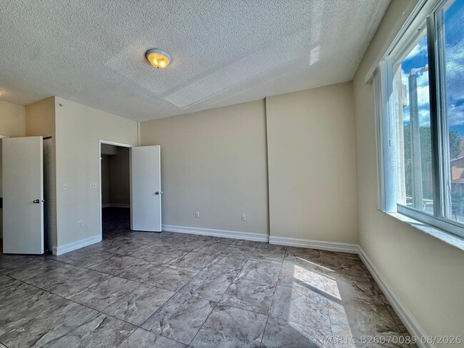 Building Photo - 6960 SW 39th St