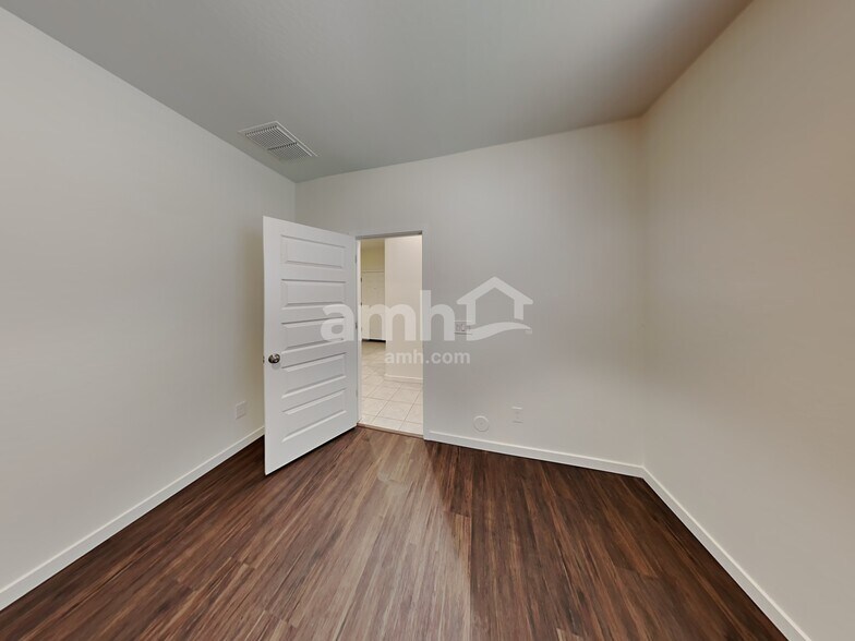 Building Photo - 701 W Micanopy Trl.