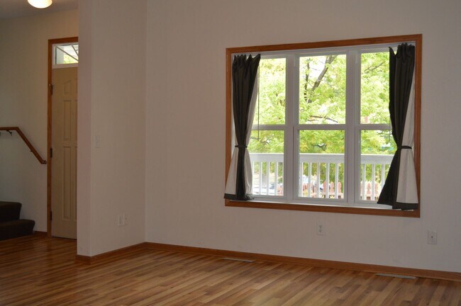 Building Photo - 1512