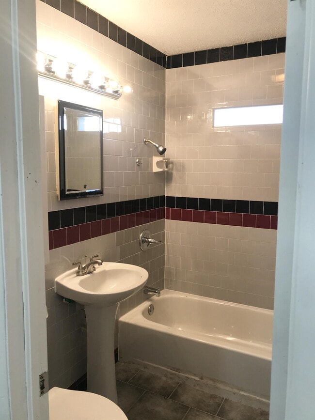 Building Photo - 3209 NE 14th St